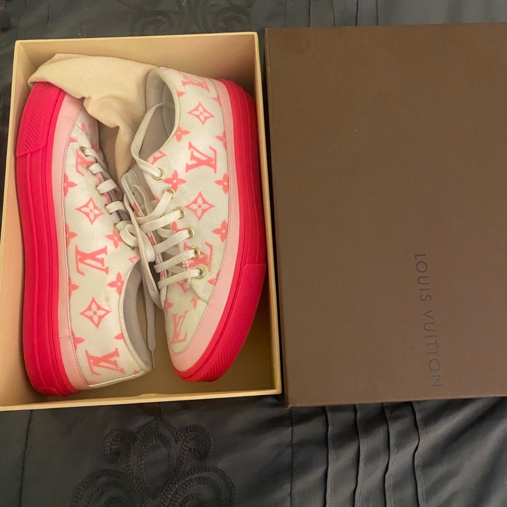 Luis Vuitton sneakers 37.5/7